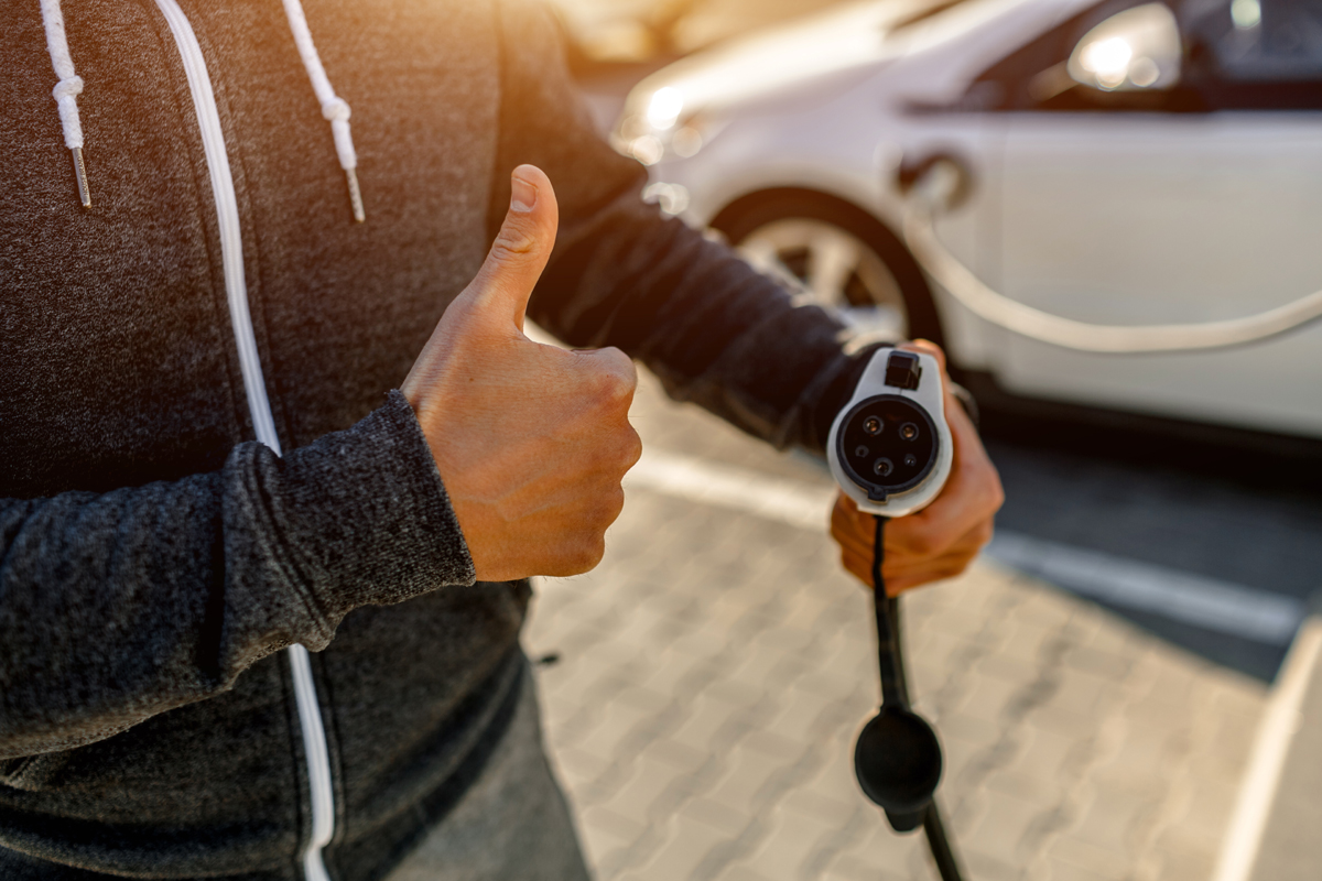 Une simple prise permet-elle de recharger sa voiture électrique ?